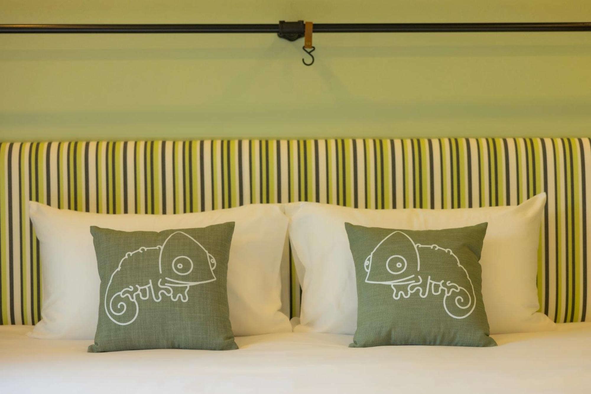 Chamemon Bed Phuket Town Hotel Exterior photo